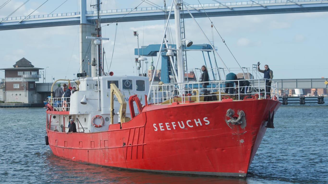 Die deutsche "Seefuchs": Italien will das Rettungsboot für Flüchtlinge nicht an seiner Küste anlegen lassen.