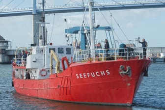 Die deutsche "Seefuchs": Italien will das Rettungsboot für Flüchtlinge nicht an seiner Küste anlegen lassen.