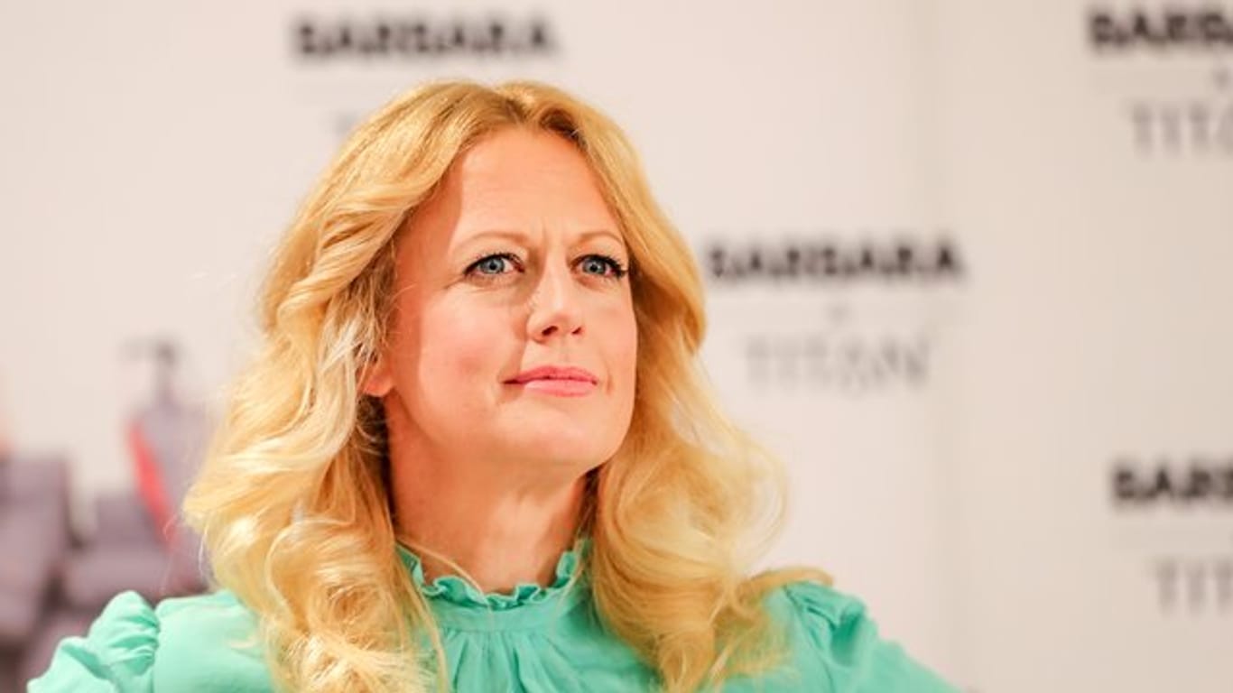 Die Schauspielerin und Fernsehmoderatorin Barbara Schöneberger liebt es, zu Hause Klos zu putzen.