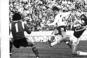WM 1978 in Argentinien: Hansi Müller (M) erzielt trotz Bedrängnis durch den mexikanischen Abwehrspieler Leonardo Cuellar (r) die 2:0-Führung, lässt dabei Torhüter Jose Pilar Reyes (l) keine Abwehrchance.