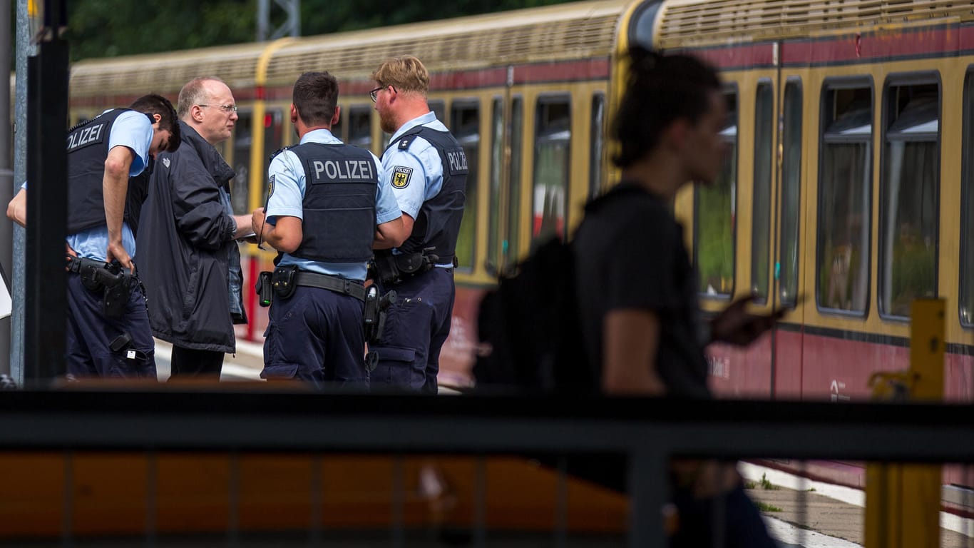 Polizisten auf dem Bahnsteig des S-Bahnhofs Greifswalder Straße in Berlin: Ein unbekannter Mann hat am Samstagmorgen drei Menschen verletzt.