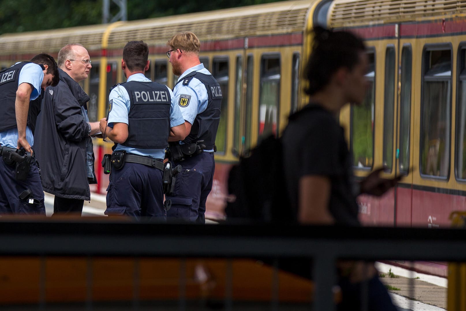 Polizisten auf dem Bahnsteig des S-Bahnhofs Greifswalder Straße in Berlin: Ein unbekannter Mann hat am Samstagmorgen drei Menschen verletzt.