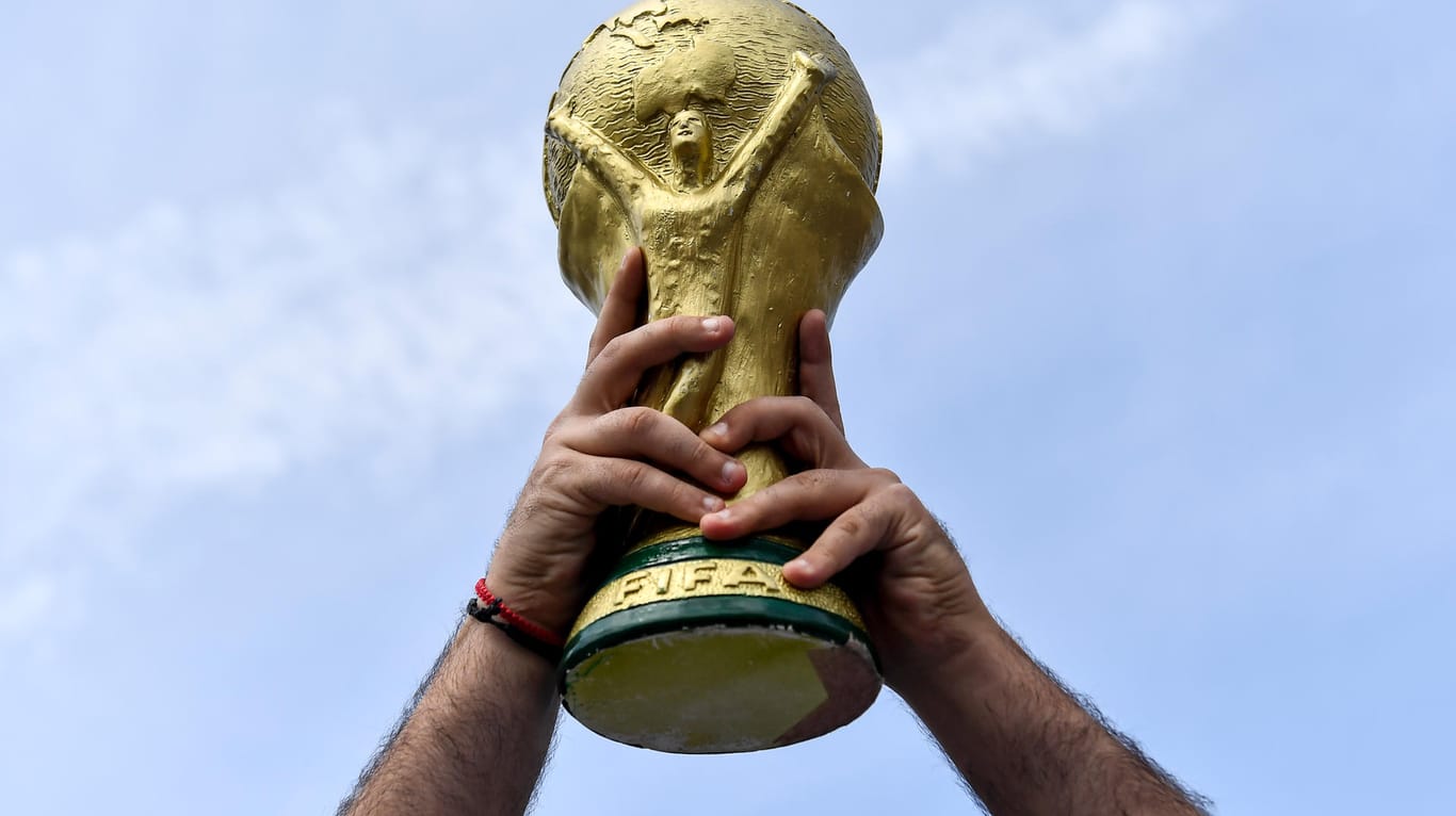 Der WM-Pokal: In vielen Tippgemeinschaften wird gerätselt, wer sich in diesem Jahr den Titel holt.