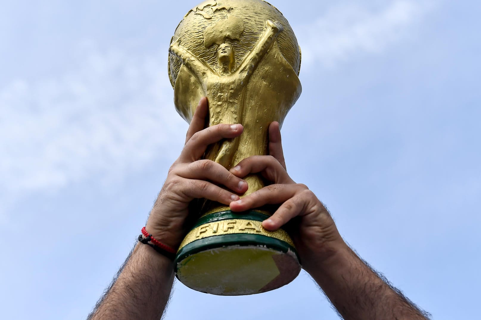 Der WM-Pokal: In vielen Tippgemeinschaften wird gerätselt, wer sich in diesem Jahr den Titel holt.