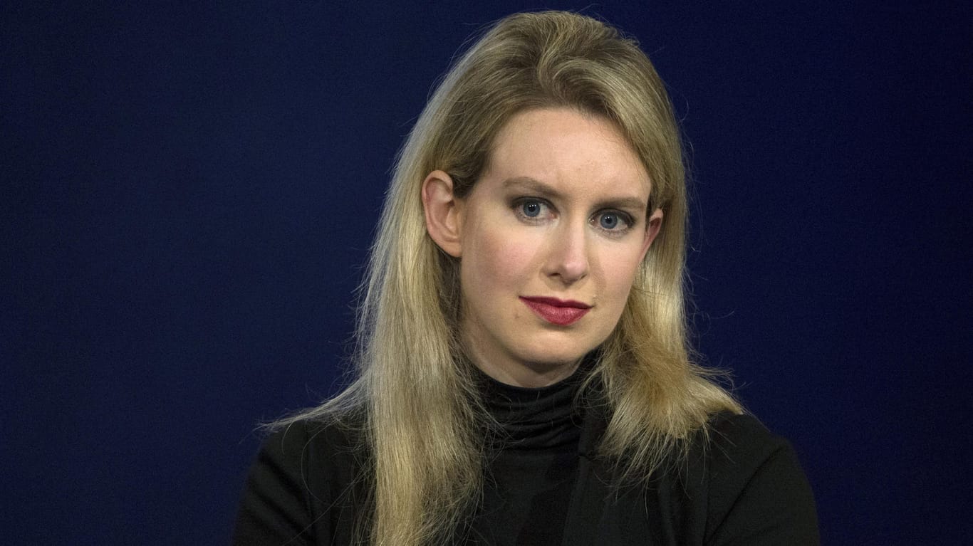Elizabeth Holmes, damals noch CEO von Theranos, im Jahr 2015 auf einer Veranstaltung: Wie der Apple-Gründer Steve Jobs trug sie meistens einen schwarzen Rollkragenpulli. (Archivbild)