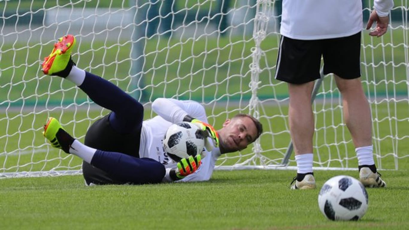 Torwart Manuel Neuer zeigt sich beim Training in bester Verfassung.