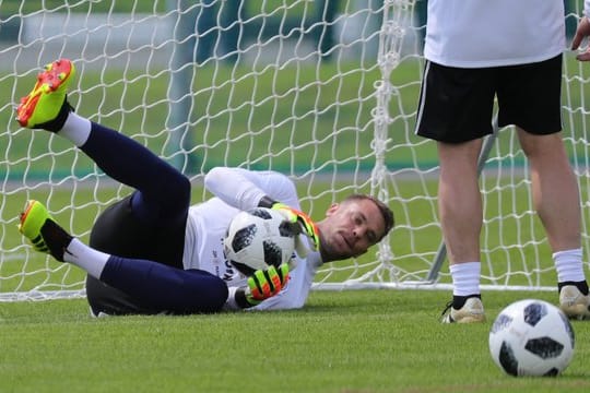 Torwart Manuel Neuer zeigt sich beim Training in bester Verfassung.