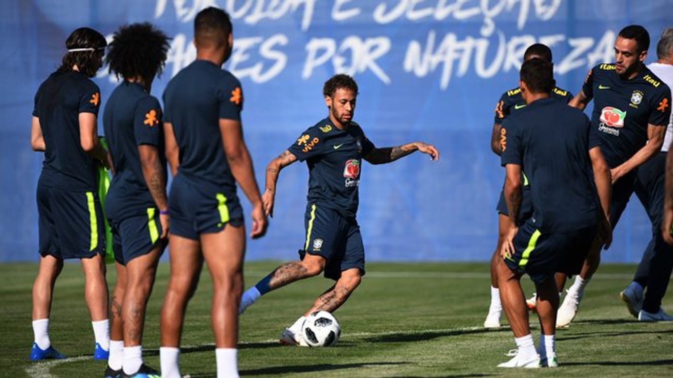 Neymar (M) zeigt beim Training der brasilianischen Nationalmannschft seine Dribbelkünste.