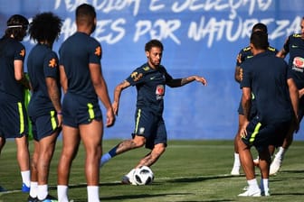 Neymar (M) zeigt beim Training der brasilianischen Nationalmannschft seine Dribbelkünste.