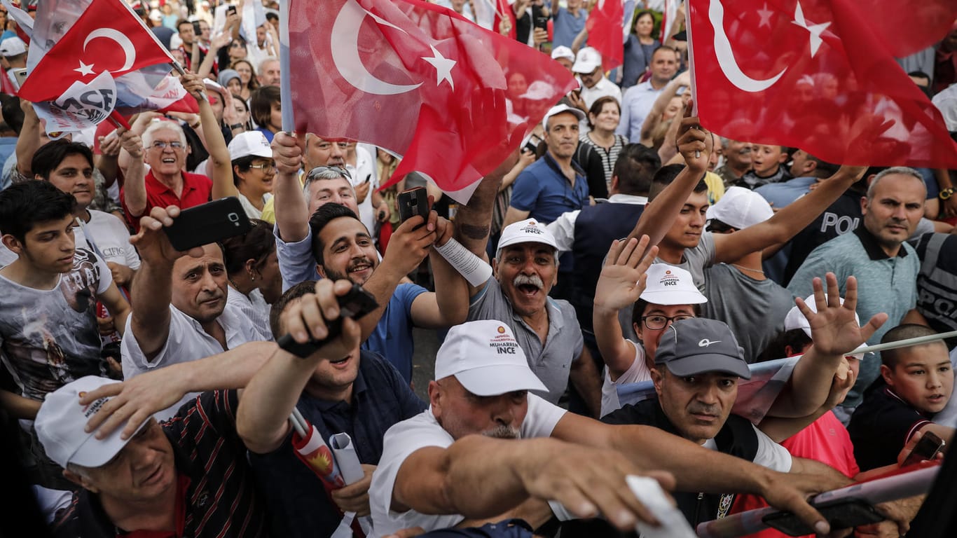 Wahlkampf in der Türkei: Am Donnerstag kam es auf einer Veranstaltung zu einer Schießerei – nun hat die Polizei 19 Menschen festgenommen.