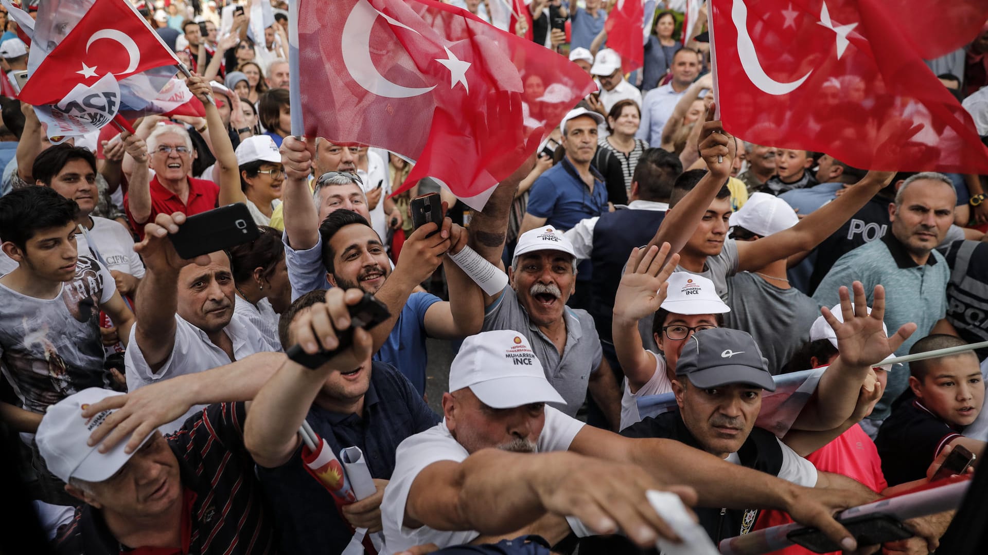 Wahlkampf in der Türkei: Am Donnerstag kam es auf einer Veranstaltung zu einer Schießerei – nun hat die Polizei 19 Menschen festgenommen. Wahlkampf in der Türkei: Am Donnerstag kam es auf einer Veranstaltung zu einer Schießerei – nun hat die Polizei 19 Menschen festgenommen.