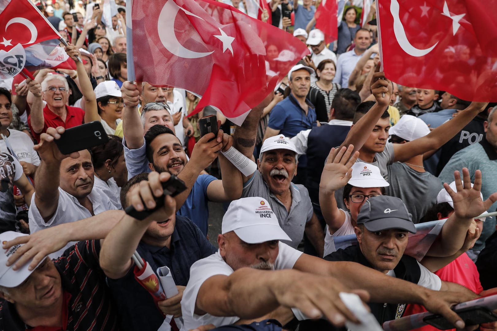 Wahlkampf in der Türkei: Am Donnerstag kam es auf einer Veranstaltung zu einer Schießerei – nun hat die Polizei 19 Menschen festgenommen.