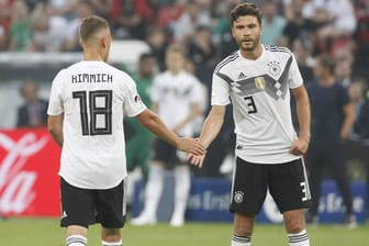 Joshua Kimmich (l.) und Jonas Hector: Die beiden Außenverteidiger werden gegen Mexiko unter Druck stehen.