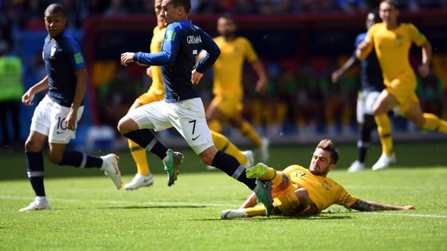 Das Foul von Joshua Risdon an Antoine Griezmann nach der Pause wird erst per Videobeweis geahndet und führt zum Elfmeter für die Franzosen. Das Foul von Joshua Risdon an Antoine Griezmann nach der Pause wird erst per Videobeweis geahndet und führt zum Elfmeter für die Franzosen.