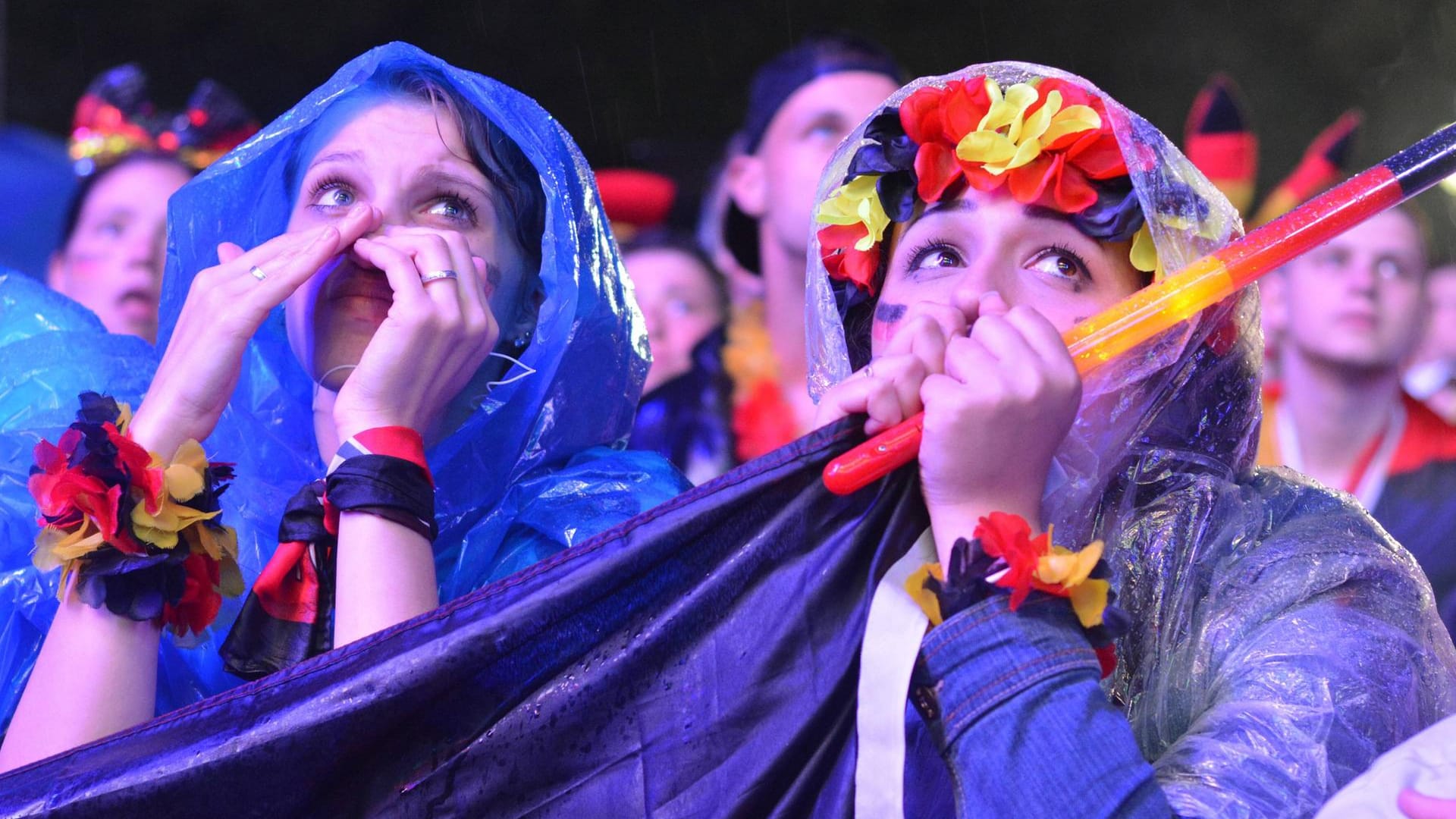 Fans beim Public Viewing am Brandenburger Tor: Beim ersten Spiel der deutschen Nationalmannschaft kann es im Osten wieder nass werden. Fans beim Public Viewing am Brandenburger Tor: Beim ersten Spiel der deutschen Nationalmannschaft kann es im Osten wieder nass werden.