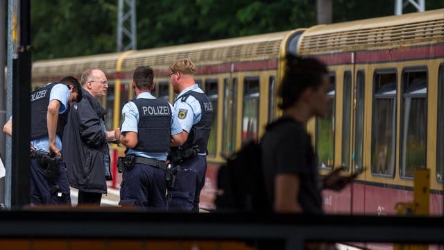 Polizisten am Tatort auf dem Bahnsteig des S-Bahnhofs Greifswalder Straße.