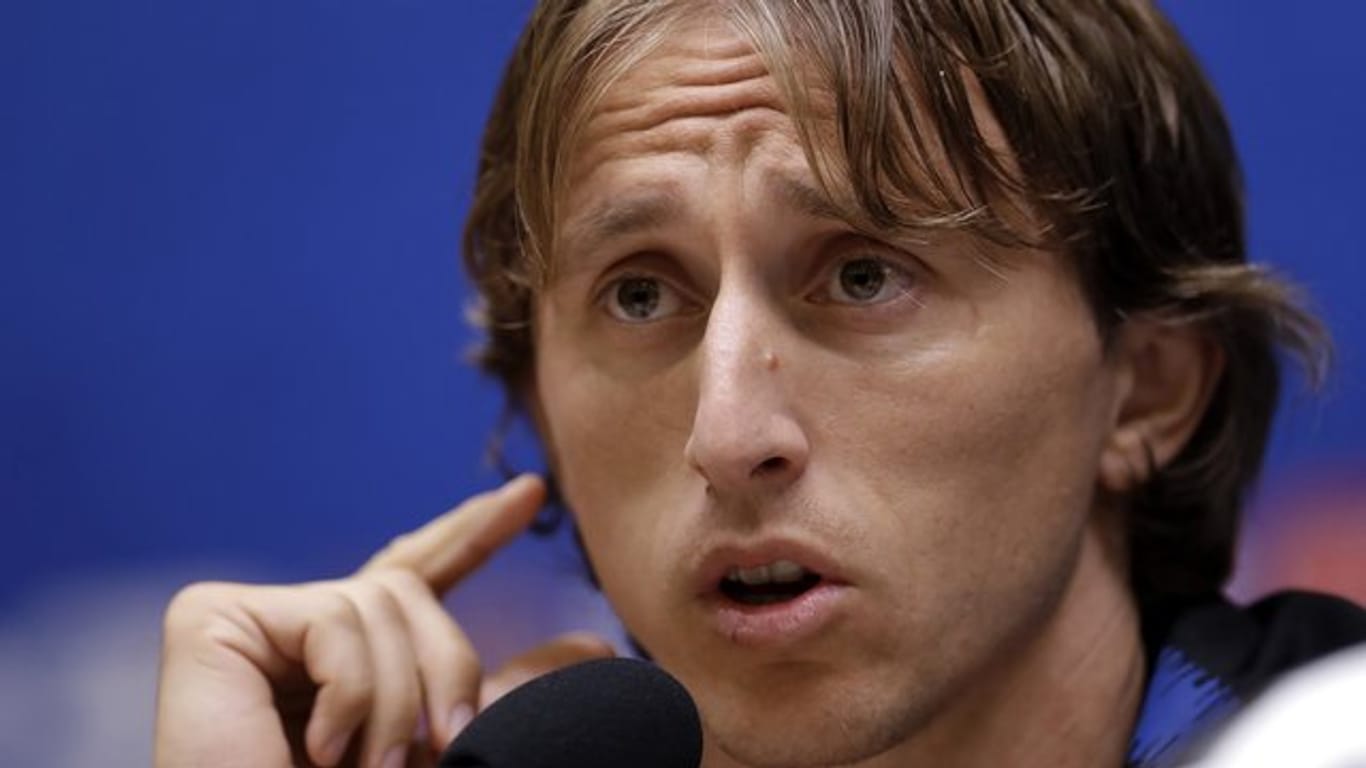 Der kroatische Nationalspieler Luka Modric beantwortet bei einer Pressekonferenz Fragen.