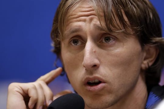 Der kroatische Nationalspieler Luka Modric beantwortet bei einer Pressekonferenz Fragen.