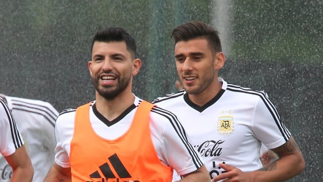 Soll im WM-Spiel gegen Island für Tore sorgen: Sergio Agüero (l).