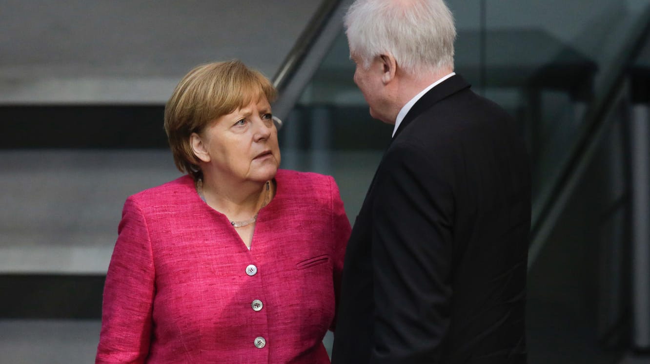 Angela Merkel und Horst Seehofer im Bundestag: Die Kanzlerin beharrt im Asylstreit weiterhin auf einer europäischen Lösung. Seehofer hält dagegen.