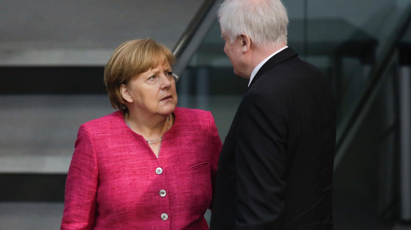 Angela Merkel und Horst Seehofer im Bundestag: Die Kanzlerin beharrt im Asylstreit weiterhin auf einer europäischen Lösung. Seehofer hält dagegen.