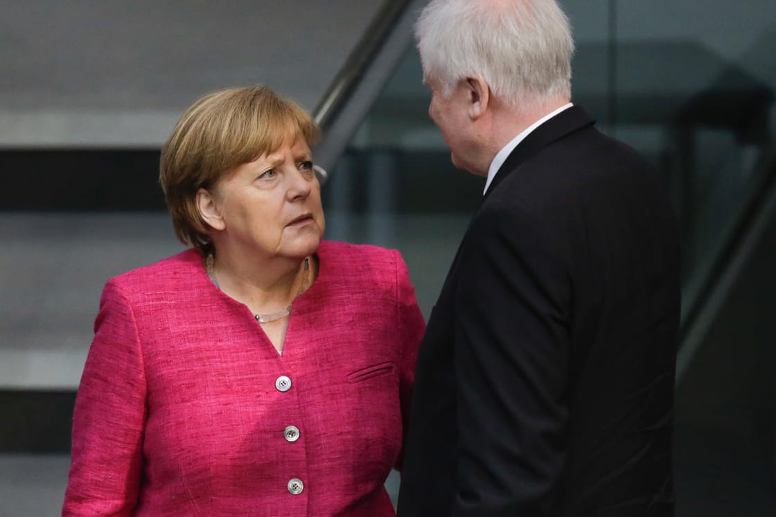 Angela Merkel und Horst Seehofer im Bundestag: Die Kanzlerin beharrt im Asylstreit weiterhin auf einer europäischen Lösung. Seehofer hält dagegen.
