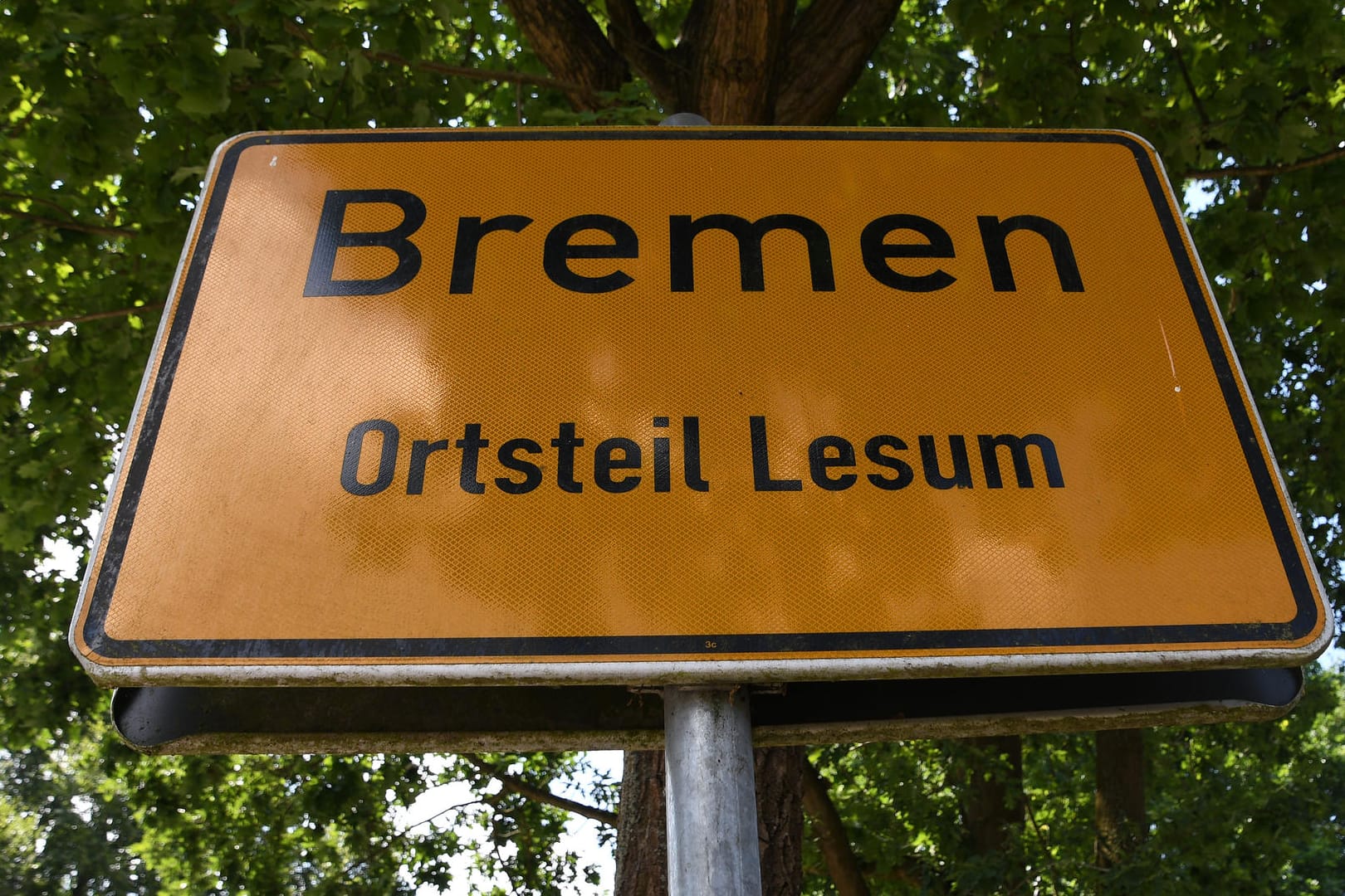 Ein Schild am Eingang zum Bremer Stadtteil Lesum: Der zusammengeschlagene Mann war nicht pädophil – ebenso wenig wie der Mann, der in der Sendung tatsächlich gezeigt wurde.