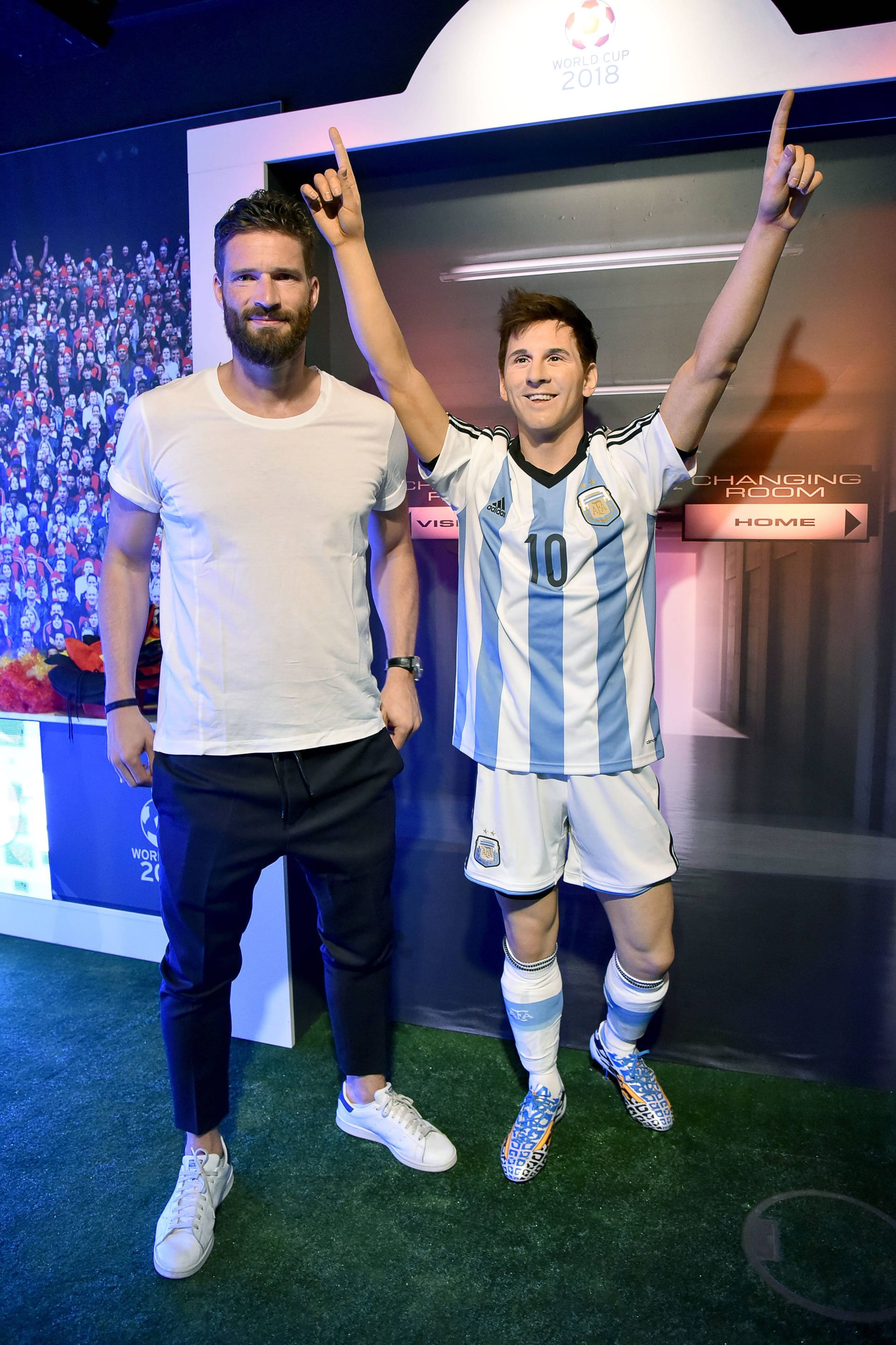 Arne Friedrich neben der Wachsfigur von Lionel Messi im Madame Tussauds in Berlin: Der Ex-Nationalspieler eröffnete dort kürzlich einen WM Bereich.
