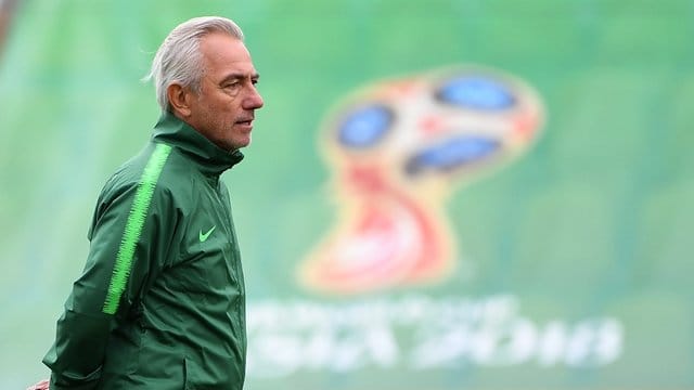 Trainer Bert van Marwijk zeigte sich mit der Entscheidung nach Videobeweis des Schiedsrichters nicht einverstanden. Trainer Bert van Marwijk zeigte sich mit der Entscheidung nach Videobeweis des Schiedsrichters nicht einverstanden.