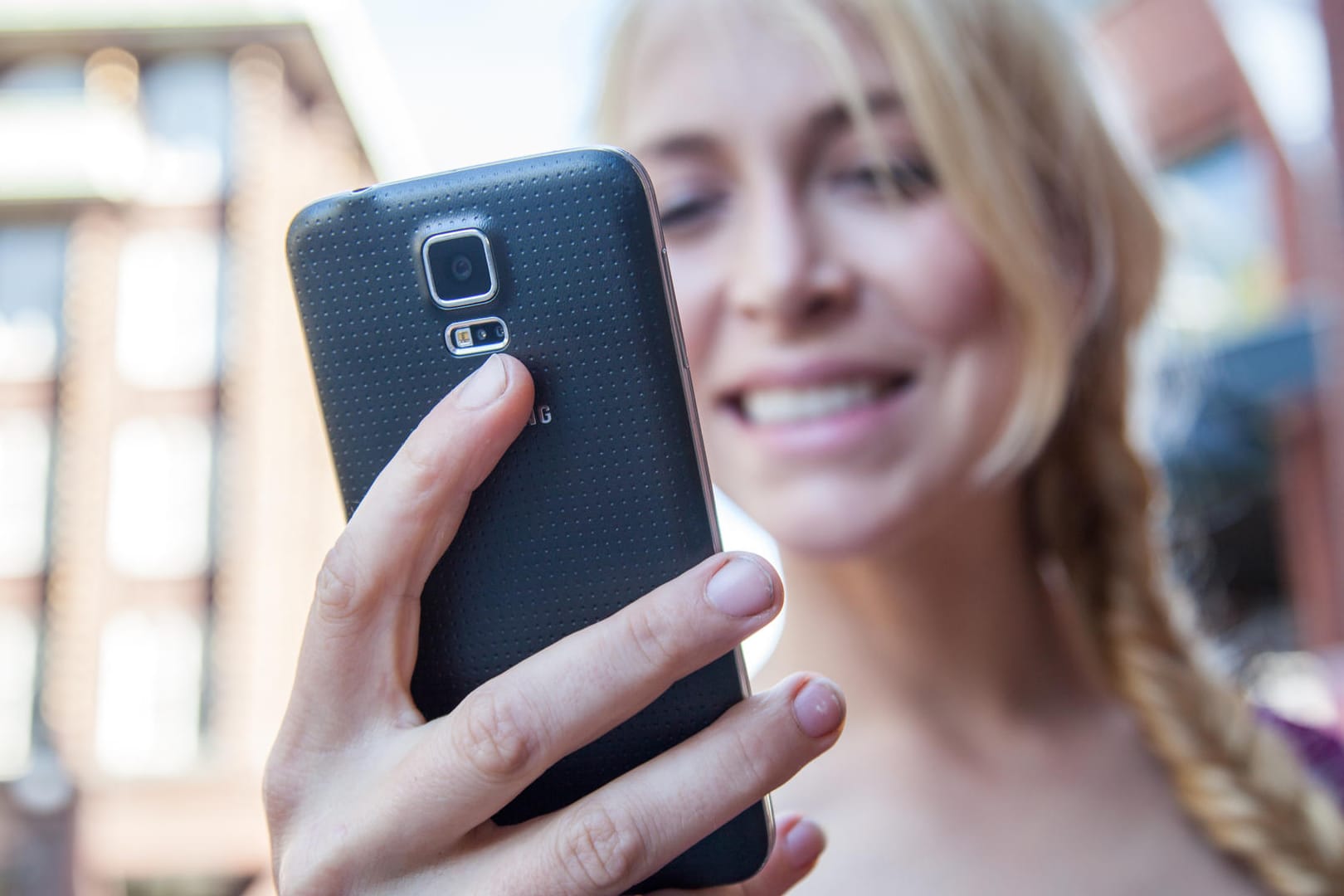 Smartphone-Nutzerin: Sogenannte "Zero Rating"-Angebote wie "Vodafone Pass" oder "StreamOn" der Telekom sind umstritten.