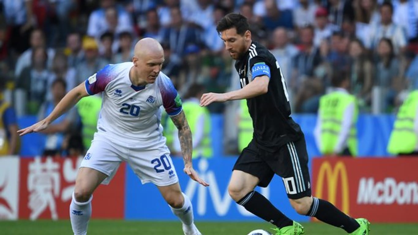 Argentiniens Superstar Lionel Messi versucht am Isländer Emil Hallfredsson vorbeizukommen.