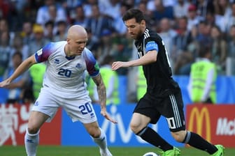 Argentiniens Superstar Lionel Messi versucht am Isländer Emil Hallfredsson vorbeizukommen.