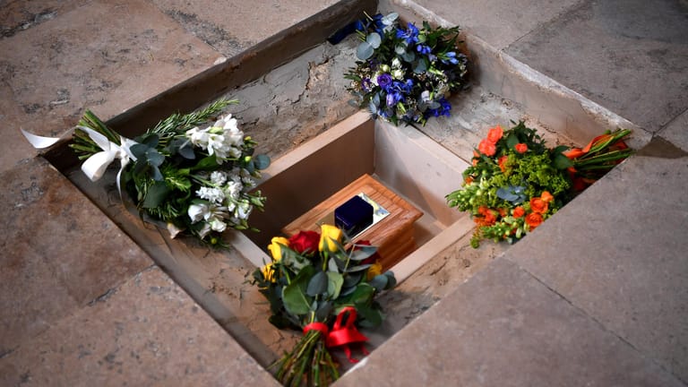 Blumen liegen um die Urne mit der Asche von Stephen Hawking.