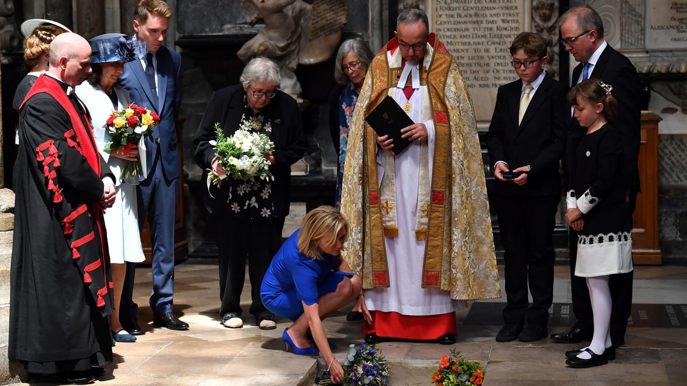 Lucy Hawking legt während der Trauerfeier in der Westminster Abbey Blumen an der Urne ihres Vaters nieder.