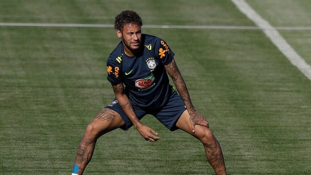 Brasiliens Nationalcoach Tite warnt vor überzogenen Erwartungen an dem gerade erst wieder genesenen Neymar.