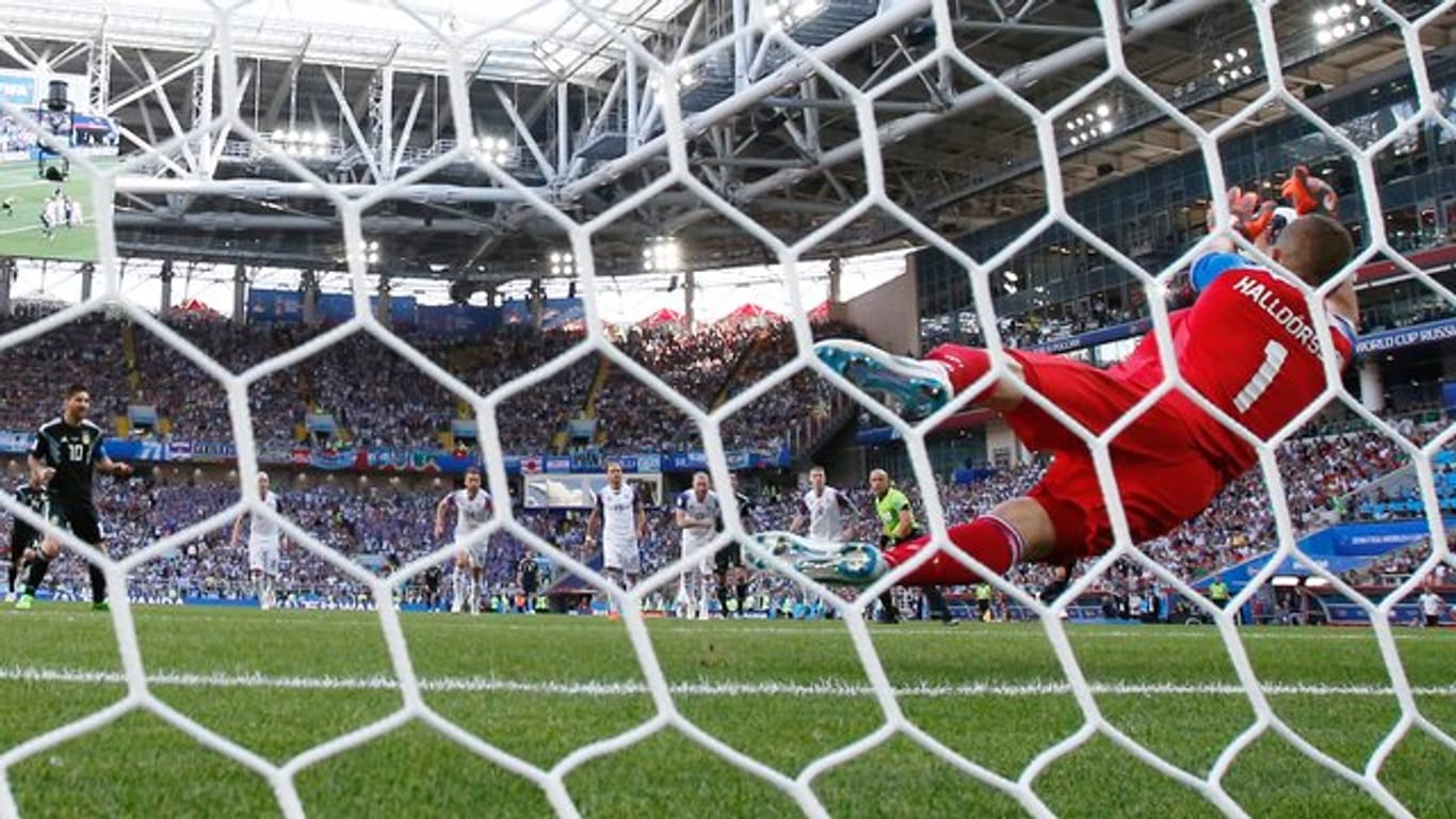 Island-Keeper Hannes Thór Halldórsson (r) entschärft den Elfmeter von Superstar Lionel Messi.