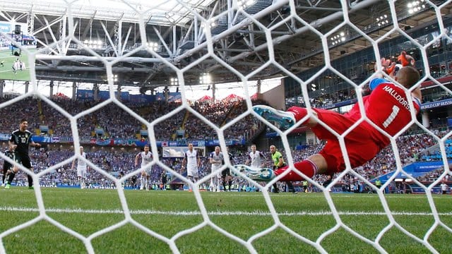 Island-Keeper Hannes Thór Halldórsson (r) entschärft den Elfmeter von Superstar Lionel Messi.