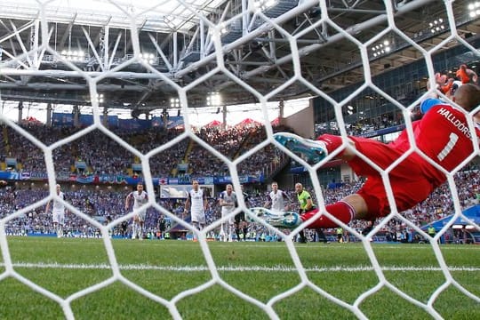 Island-Keeper Hannes Thór Halldórsson (r) entschärft den Elfmeter von Superstar Lionel Messi.