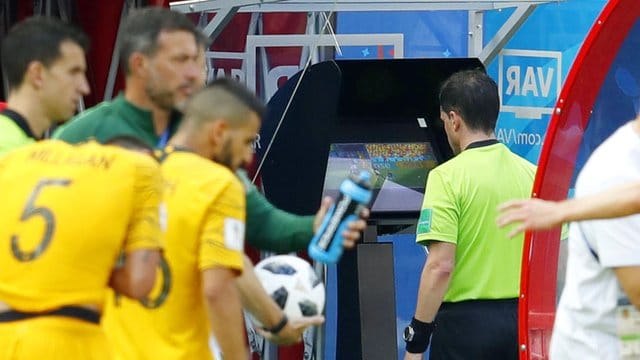 Schiedsrichter Andres Cunha nutzt im Spiel Frankreich gegen Australien den Videobeweis. Schiedsrichter Andres Cunha nutzt im Spiel Frankreich gegen Australien den Videobeweis.