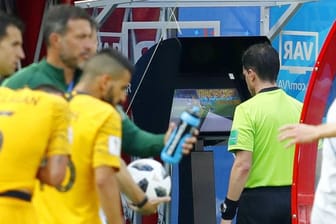 Schiedsrichter Andres Cunha nutzt im Spiel Frankreich gegen Australien den Videobeweis.