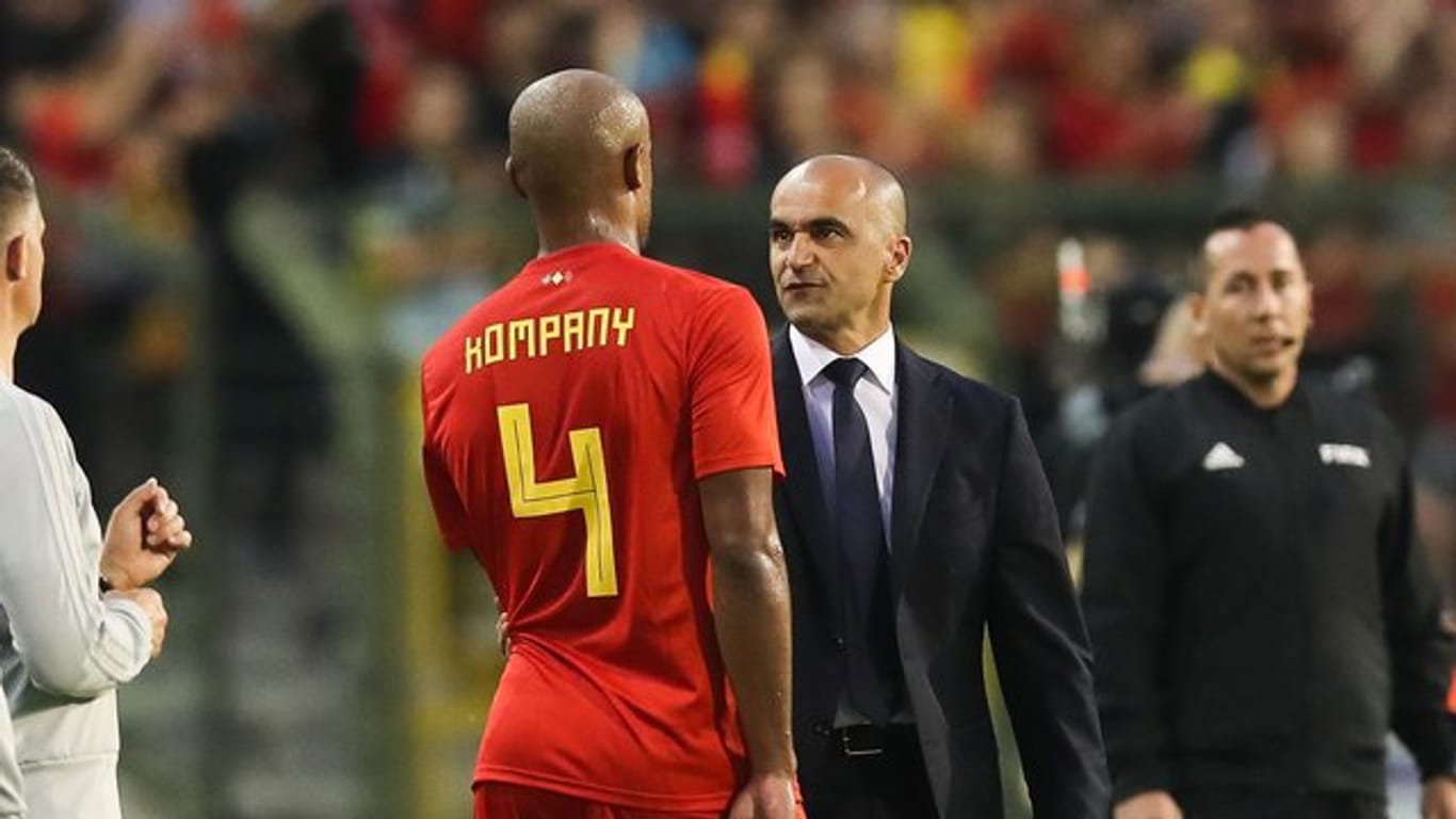 Vincent Kompany (L) und Nationaltrainer Roberto Martinez diskutieren am Spielfeldrand während eines Länderspiels.