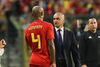 Vincent Kompany (L) und Nationaltrainer Roberto Martinez diskutieren am Spielfeldrand während eines Länderspiels.