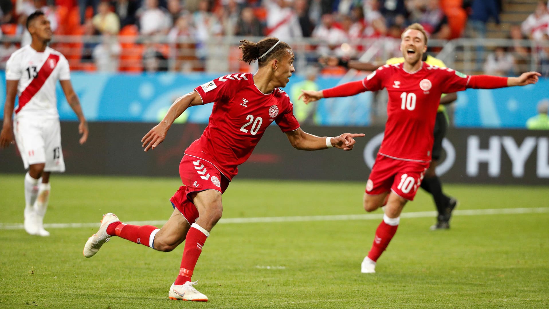 Dänemarks Poulsen (m.) jubelt mit Teamkollege Eriksen. Dänemarks Poulsen (m.) jubelt mit Teamkollege Eriksen.
