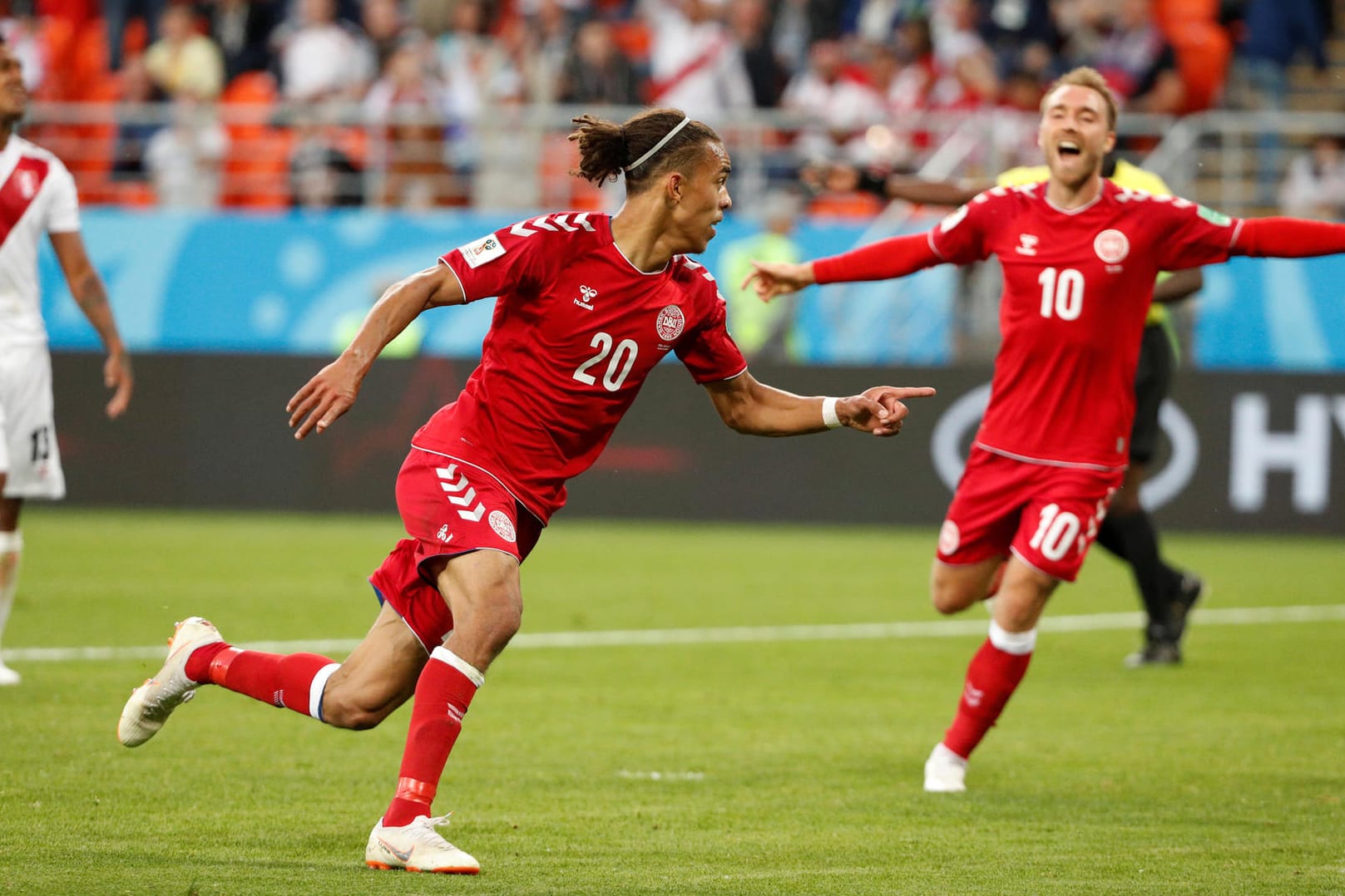 Dänemarks Poulsen (m.) jubelt mit Teamkollege Eriksen.