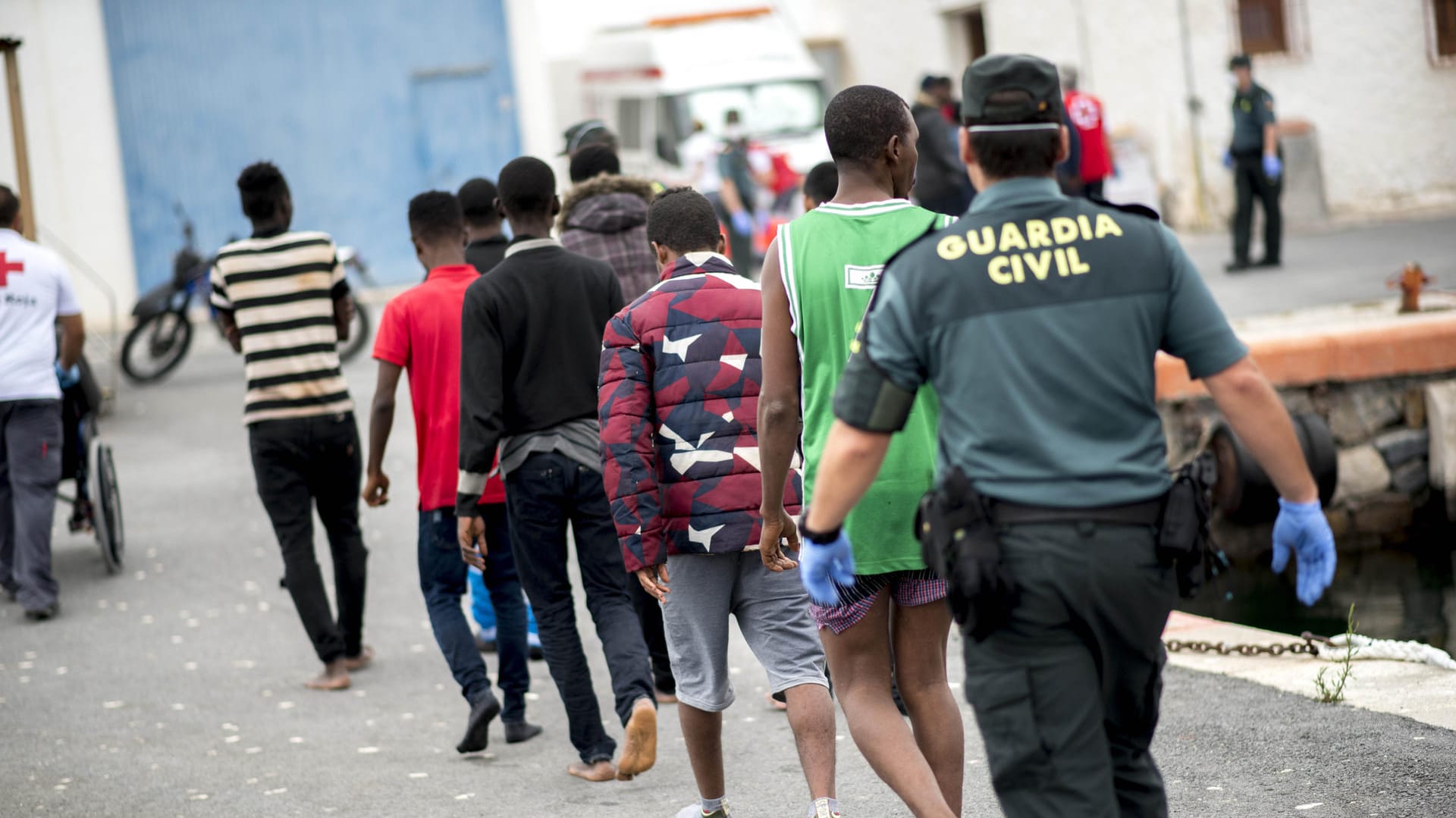 Aus Seenot gerettete Flüchtlinge kommen im Hafen an: Die spanische Seenotrettung hatte 45 Männer und acht Frauen im Mittelmeer vor dem Tod bewahrt.