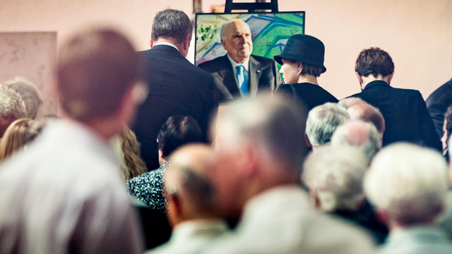 Vor Beginn eines Gedenkgottesdienstes zum ersten Todestag von Helmut Kohl stehen dessen Witwe Maike Kohl-Richter (Mitte rechts) und Annegret Kramp-Karrenbauer (r) in der ersten Reihe vor einem Foto des früheren Bundeskanzlers.