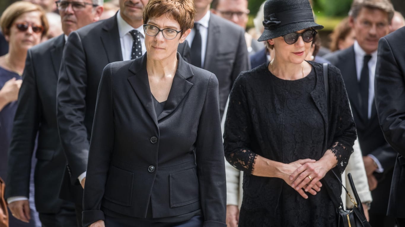 Bei einer Gedenkveranstaltung zum ersten Todestag von Helmut Kohl sind Annegret Kramp-Karrenbauer (l) und Kohls Witwe Maike Kohl-Richter auf dem Weg zum Grab des früheren Bundeskanzlers: Helmut Kohl starb am 16. Juni 2017 im Alter von 87 Jahren in seinem Haus in Ludwigshafen.