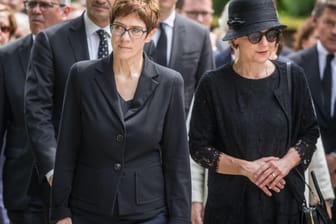 Bei einer Gedenkveranstaltung zum ersten Todestag von Helmut Kohl sind Annegret Kramp-Karrenbauer (l) und Kohls Witwe Maike Kohl-Richter auf dem Weg zum Grab des früheren Bundeskanzlers: Helmut Kohl starb am 16. Juni 2017 im Alter von 87 Jahren in seinem Haus in Ludwigshafen.