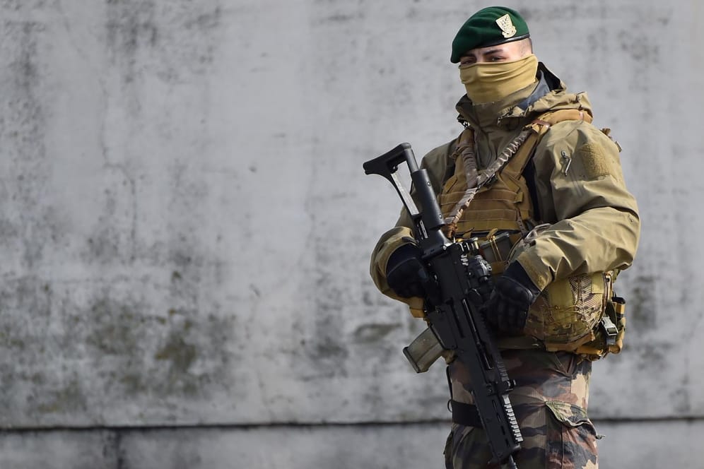Ein Mitglied einer französischen Spezialeinheit (Symbolbild): Französische Einheiten könnten an Minenräumarbeiten im Jemen-Krieg beteiligt sein.