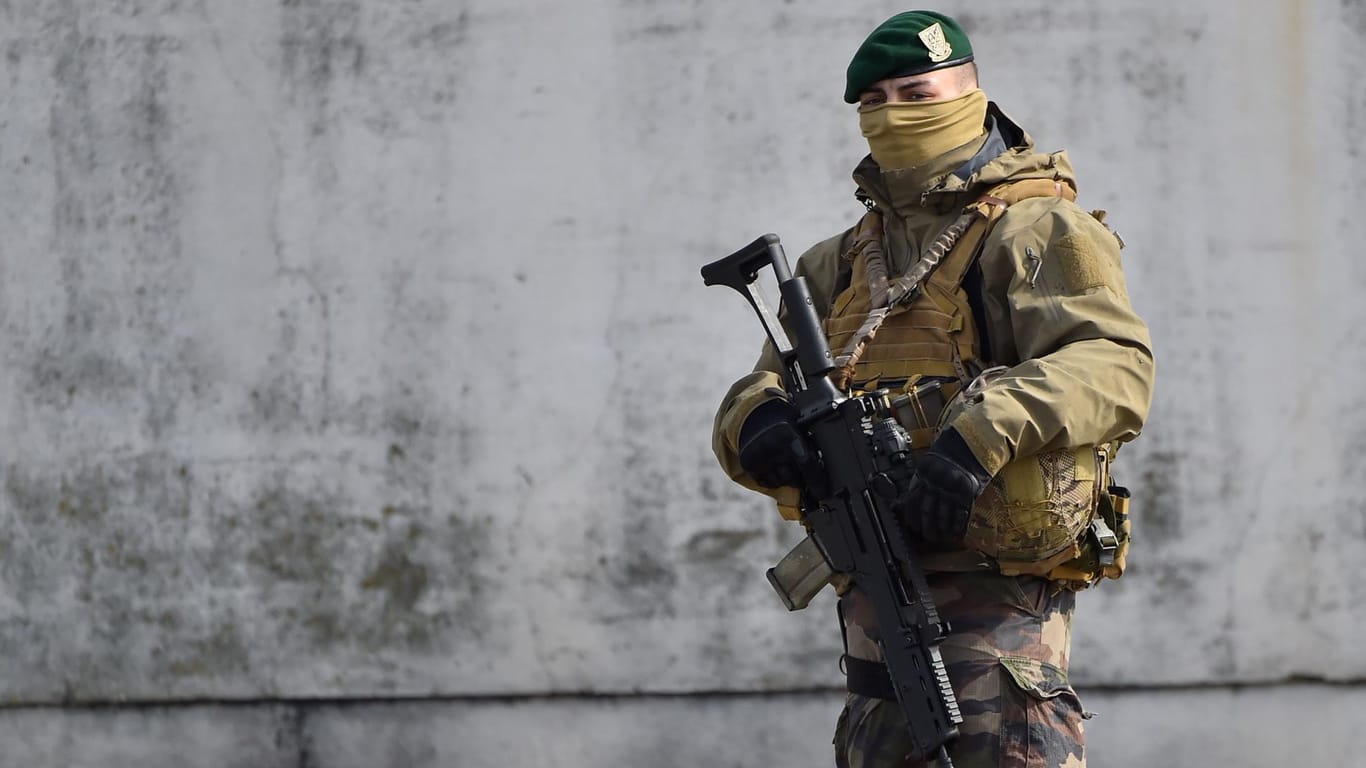Ein Mitglied einer französischen Spezialeinheit (Symbolbild): Französische Einheiten könnten an Minenräumarbeiten im Jemen-Krieg beteiligt sein.
